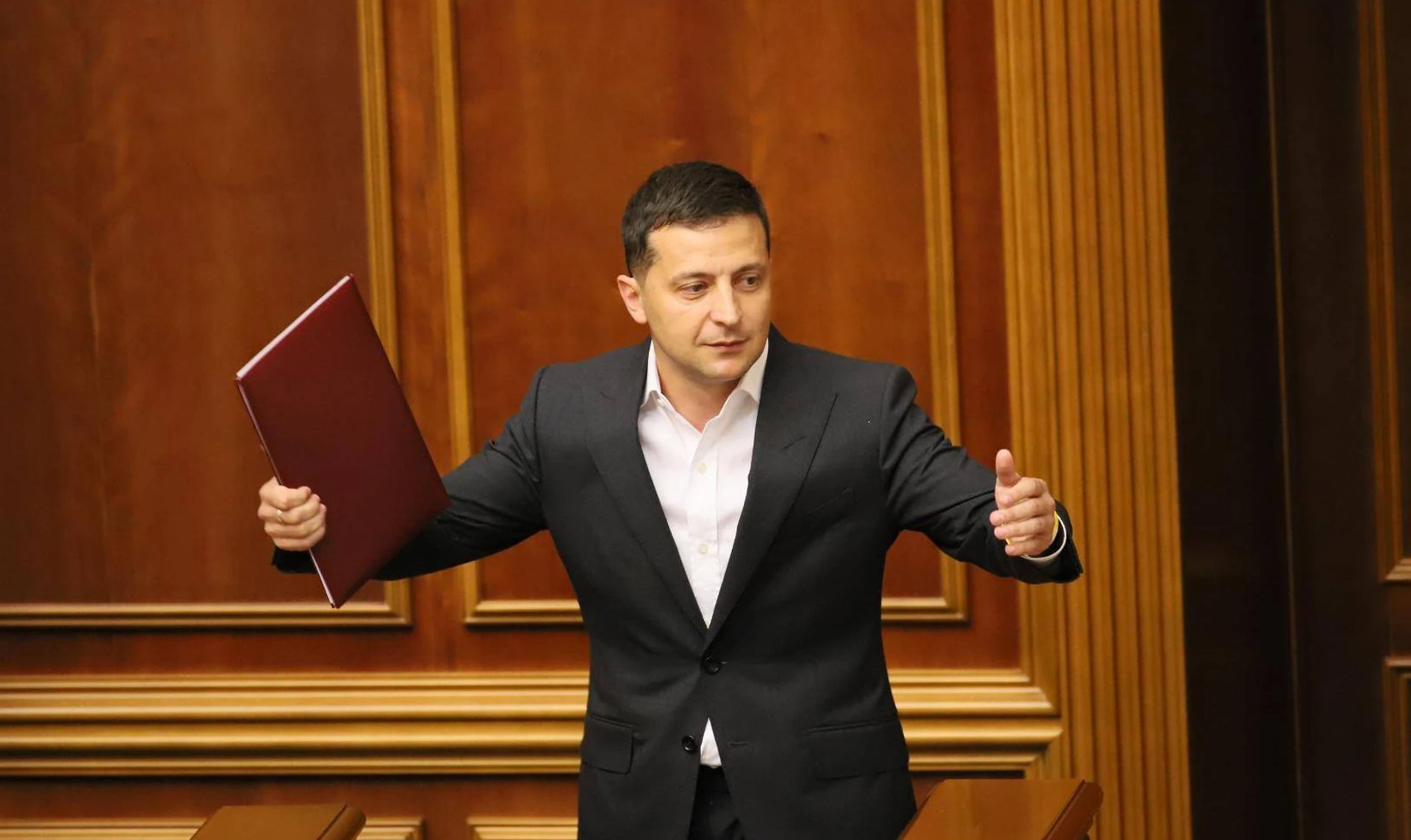 Все менше жартів, все більше втоми. Фотоісторія року президента Зеленського