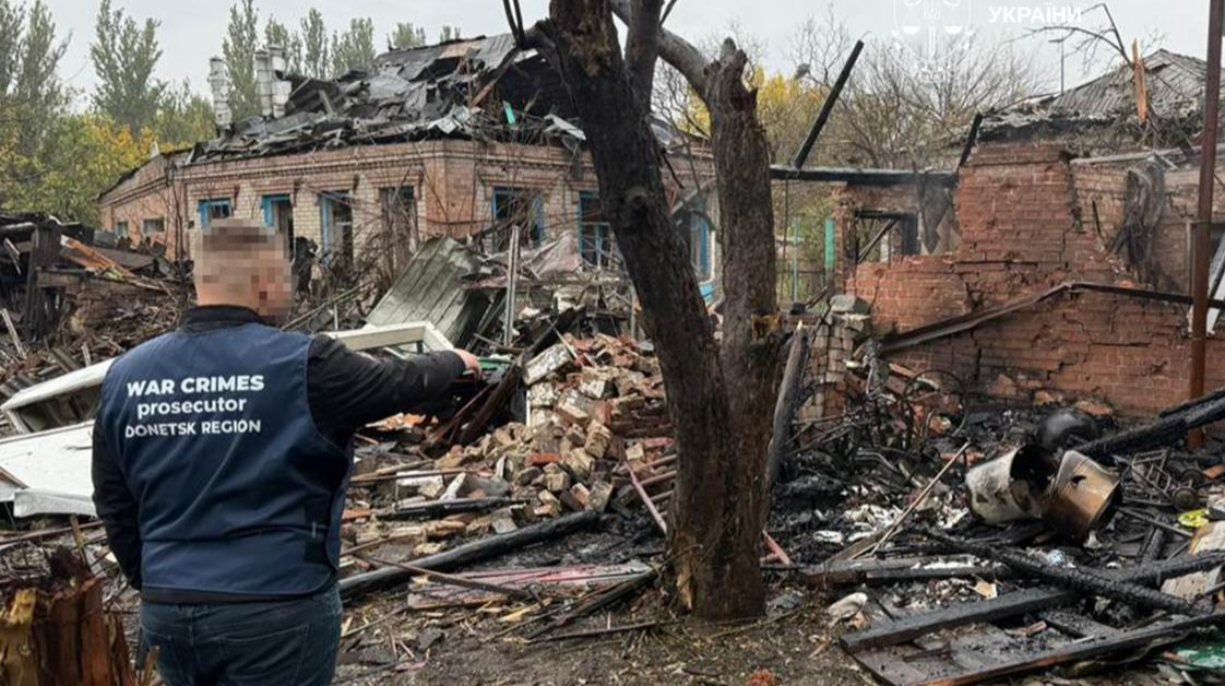 Attacchi russi in Ucraina: violenza e distruzione continuano, 1 morto e 11 feriti a Donetsk e lavoratore comunale ucciso da drone a Kherson