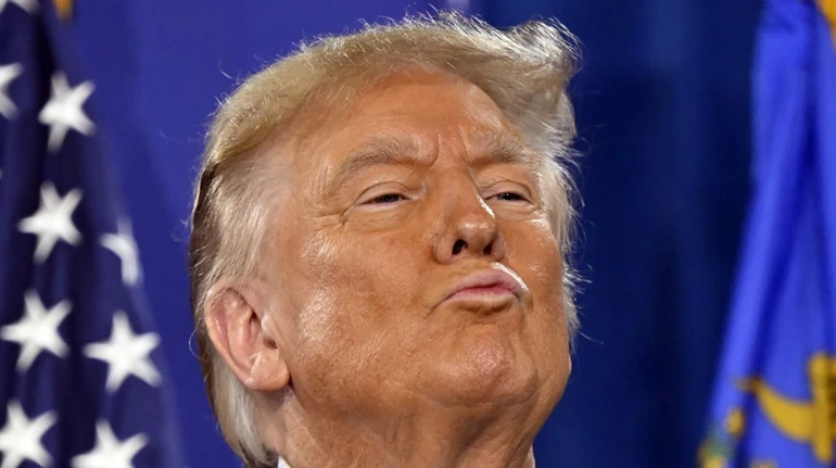 Трамп пообіцяв роздати американцям по 2 тисячі доларів