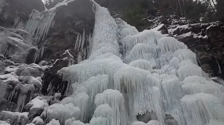 Скувала суцільна крига: у Карпатах повністю замерз один з найвищих водоспадів