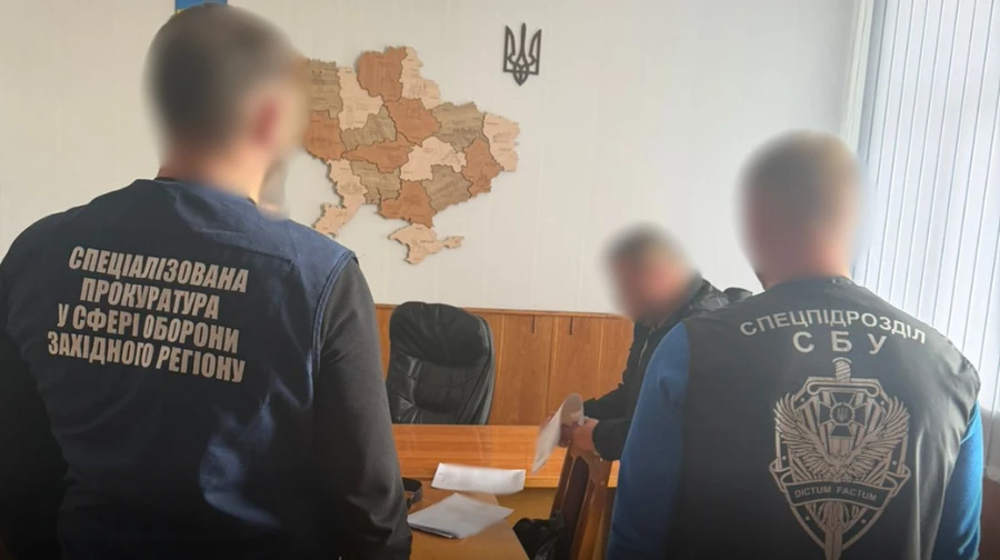 На Буковине чиновник ТЦК за 9 тысяч долларов обещал помочь снять с воинского учета