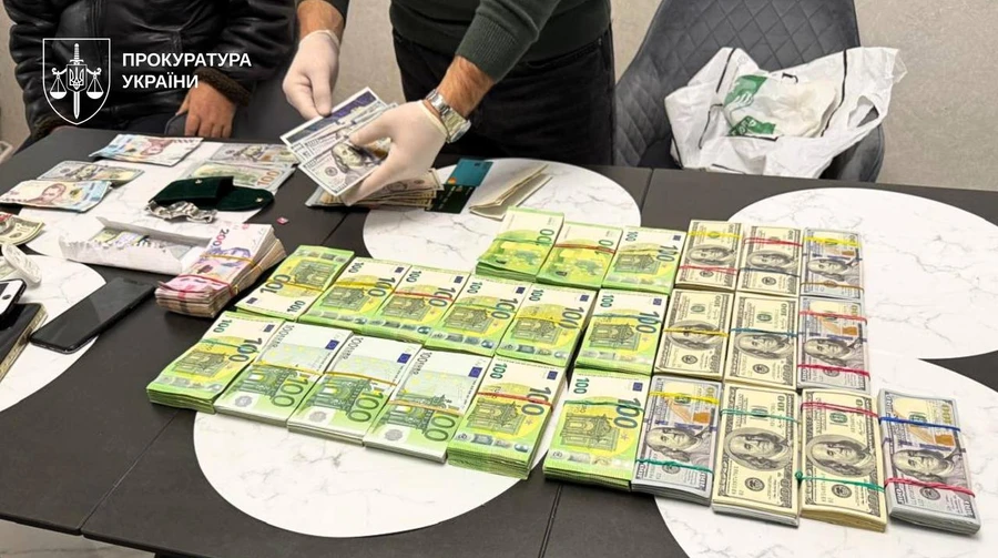 Банда на чолі з полковниками поліції вибила з криптовиків $2 млн – прокуратура