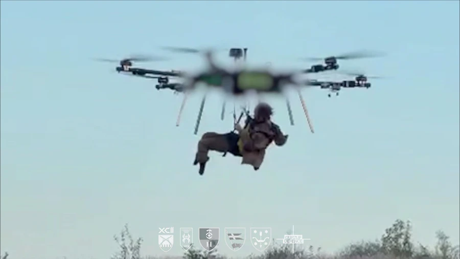 Forças ucranianas evacuam soldado ferido usando drone aéreo pela primeira vez – vídeo