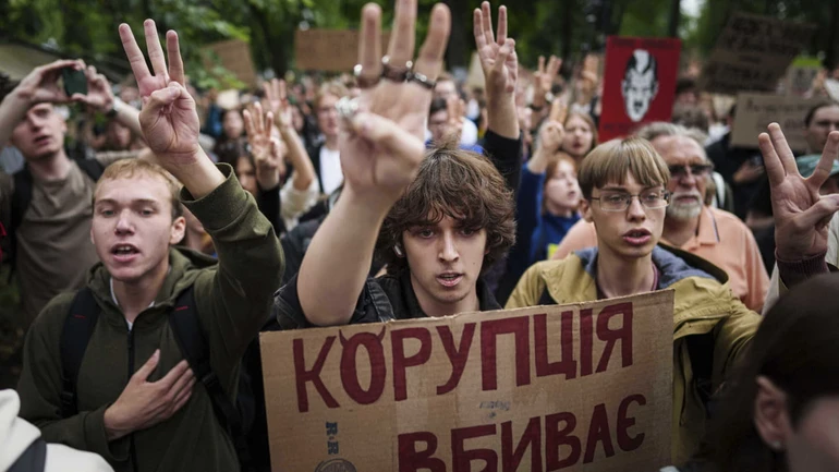 Давление на НАБУ, отсутствие изменений и красивая отчетность. Какие проблемы антикоррупционной системы донесли до Брюсселя