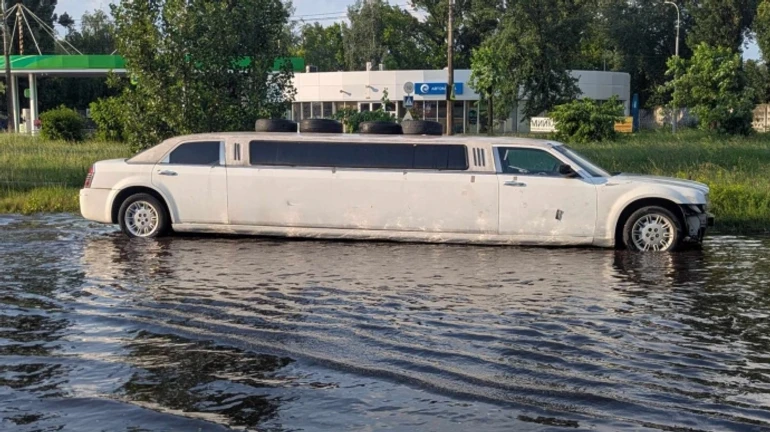 Київ накрила гроза з градом, затопило вулиці