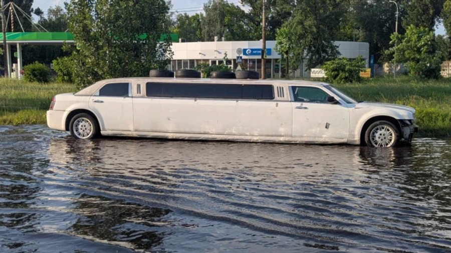 Киев накрыла гроза с градом, затопило улицы