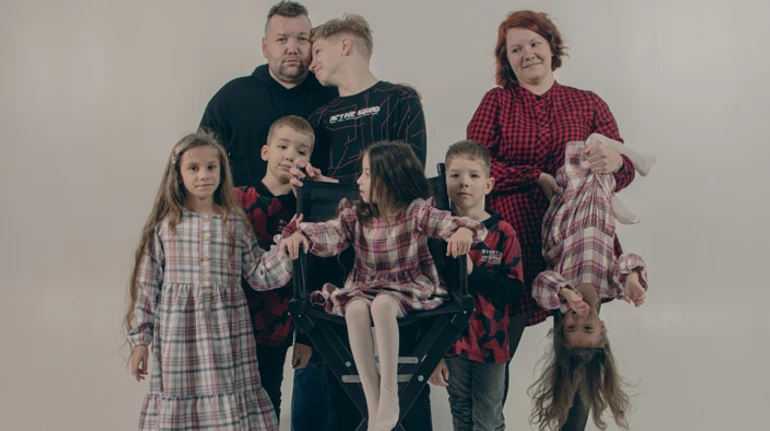 У меня никогда не было здоровых детей. Как семья Сенцовых воспитывает двоих кровных и четырех усыновленных детей с инвалидностью