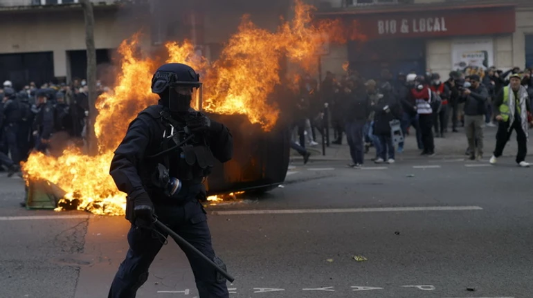 Два роки пенсії, що збурили Францію: чи призведуть масштабні протести до розпуску парламенту