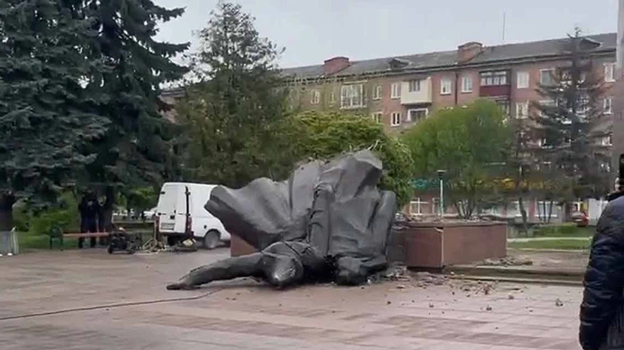 В Коростене демонтировали советский памятник комсомольцам