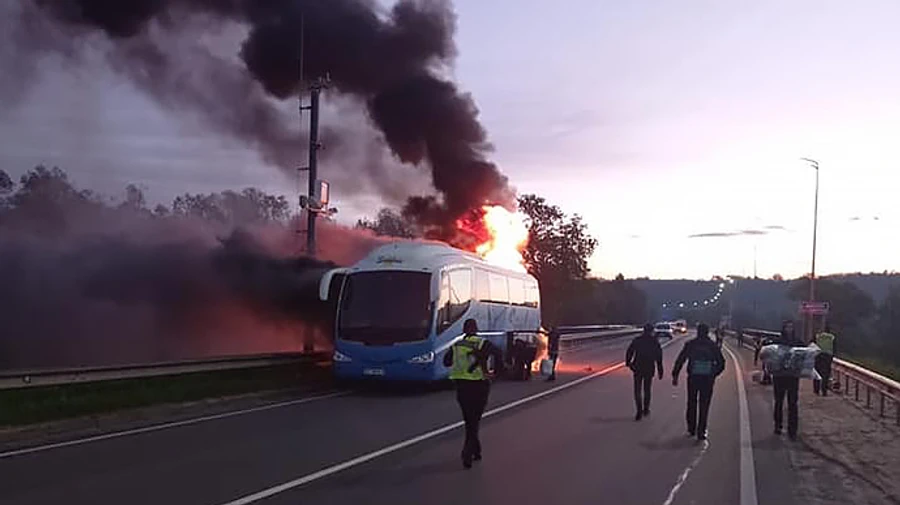 На Львівщині на ходу загорівся автобус із 20 пасажирами