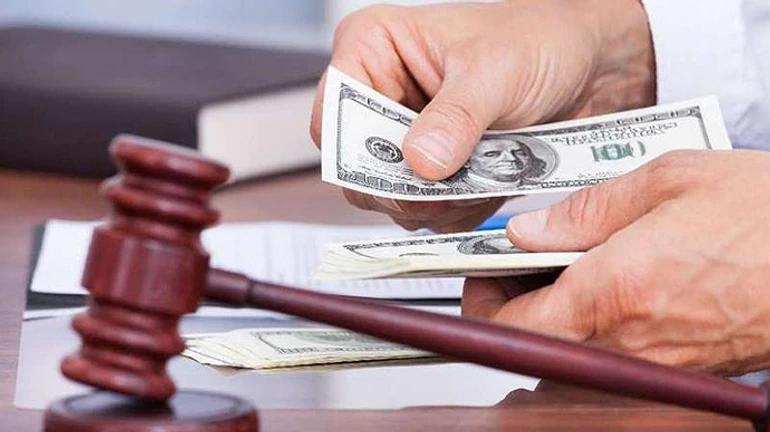 Судье дали 6 лет тюрьмы за взятки