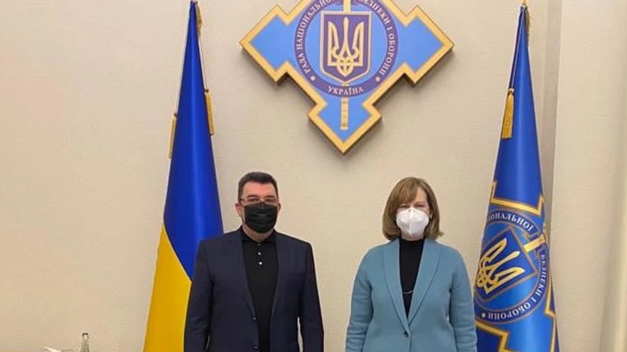 Данілов обговорив санкції із очільницею посольства США