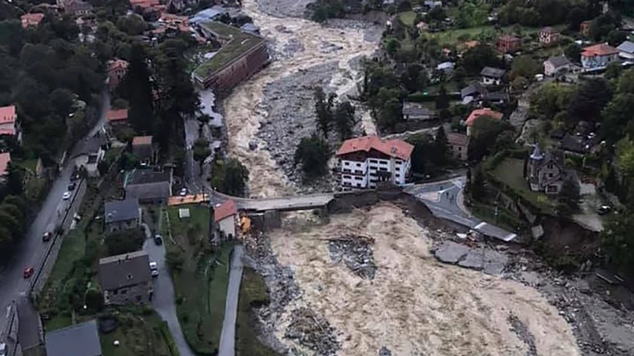 Шторм Алекс вирує у Франції: зниклі безвісти, тисячі домівок без світла