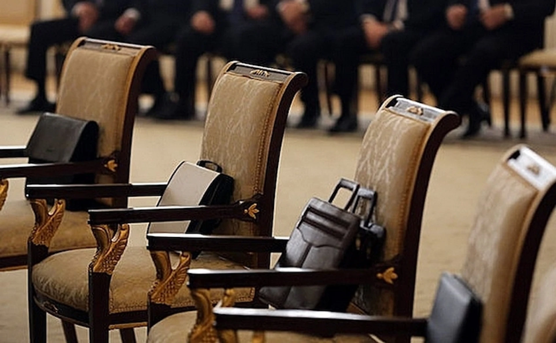 Перестановки в урядових інституціях та дипломатичні місії України