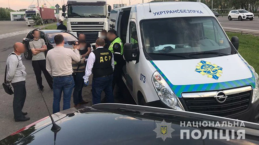 Посадовці Укртрансбезпеки вимагали хабарі з перевізників