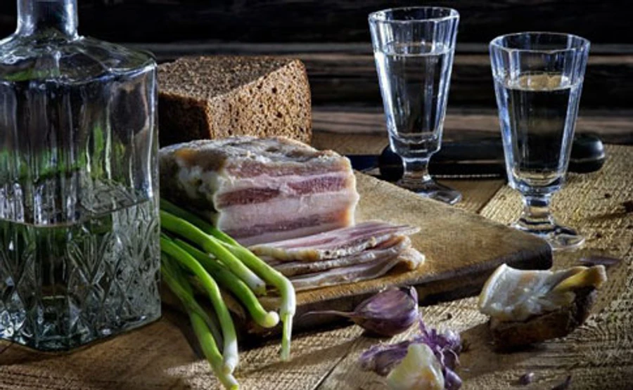 Головний санлікар каже, що алкоголь від коронавірусу не врятує