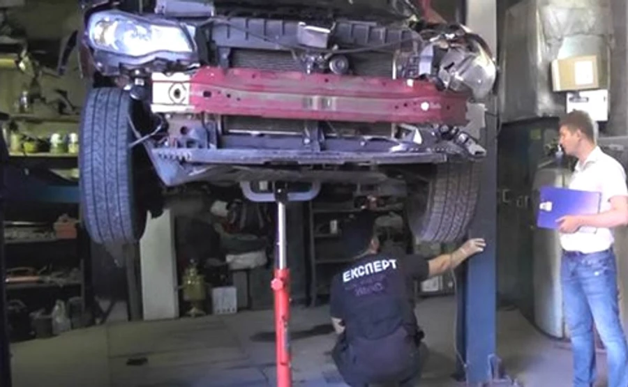 Експерти оглядають автомобіль, в якому загинув Шеремет