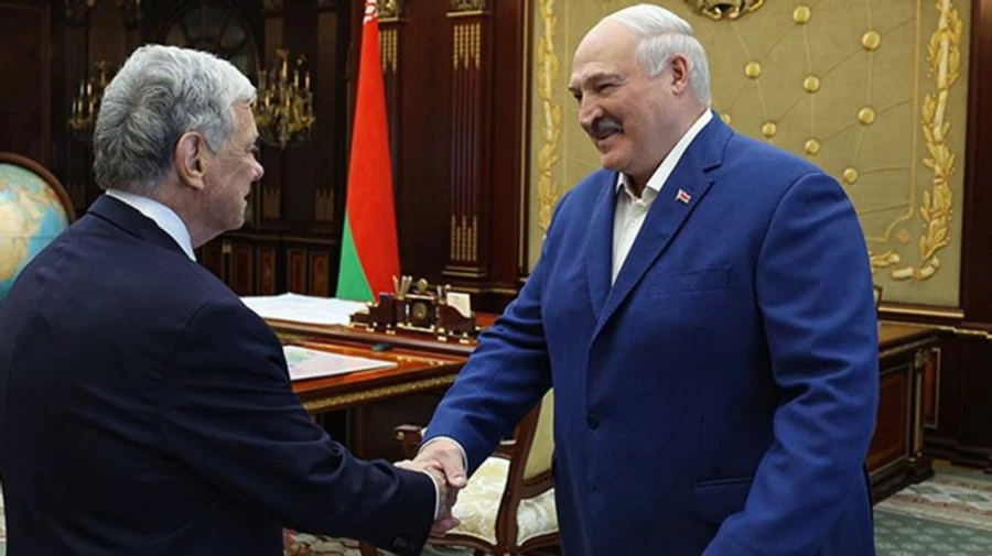 Трамп подарил Лукашенко запонки с изображением Белого дома