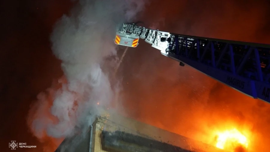 Атака БПЛА на Черкасскую область: дроны ударили по промышленным предприятиям, бушует пожар