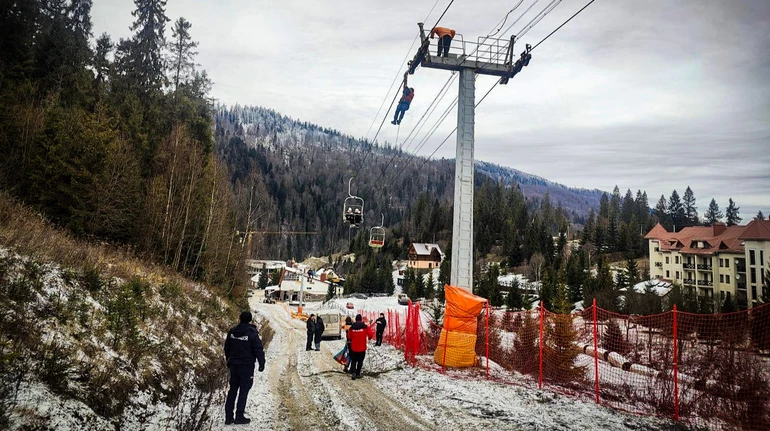 На горі Захар Беркут зупинився крісельний підйомник із людьми: їх знімають рятувальники