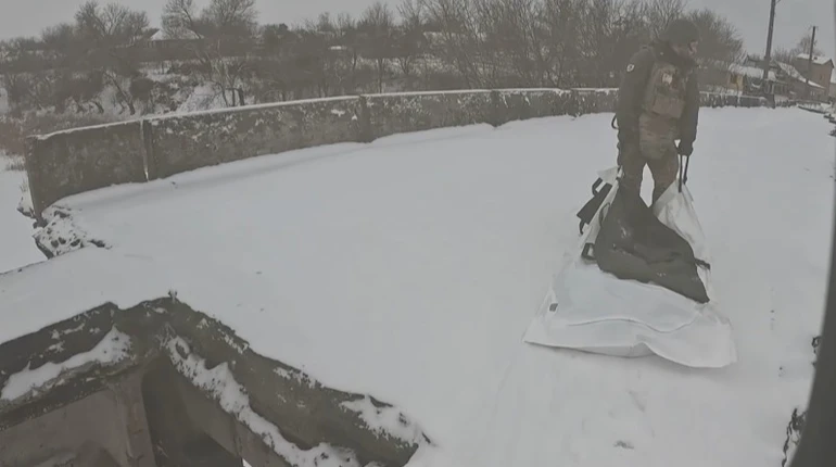 3 км снігом: поліцейські винесли з прифронтового села тіло померлого чоловіка