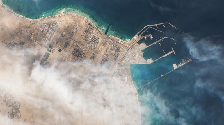 Катар планирует возобновить работу крупнейшего в мире завода газа - Bloomberg