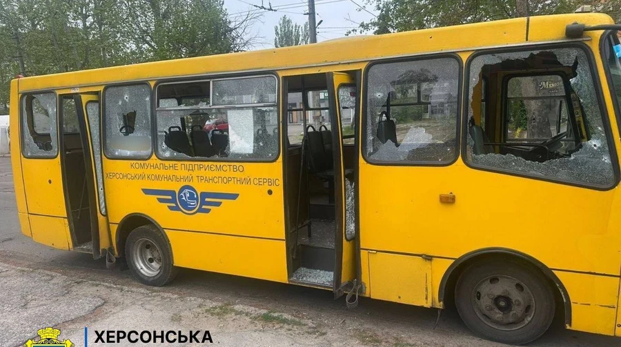 Росіяни атакували маршрутку в Херсоні: 7 постраждалих