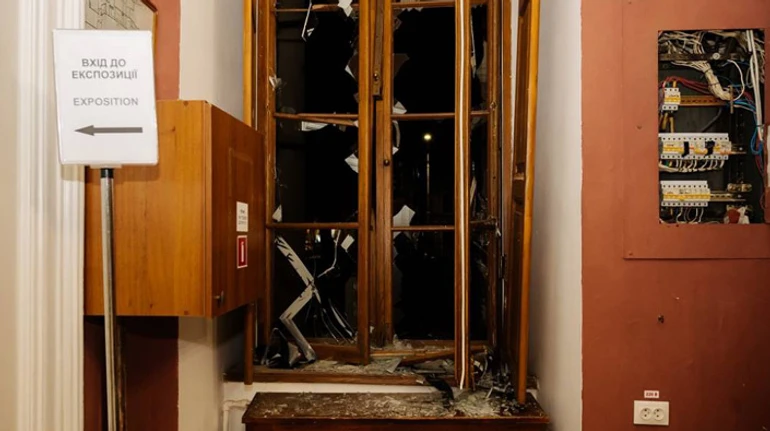 Постраждала половина залів: як російська ракета скасувала День народження Одеського художнього музею
