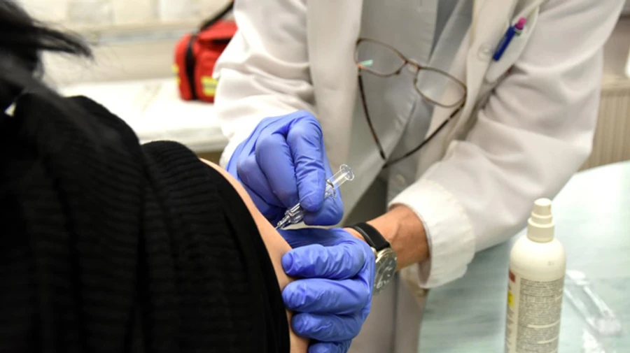 Угорщина почала вакцинувати громадян сусідніх країн, в тому числі українців