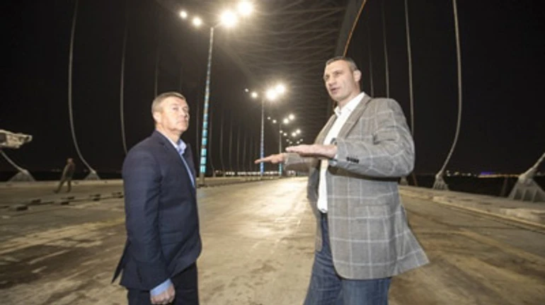 Кличко розводить мости. Що заважає запустити Подільський міст