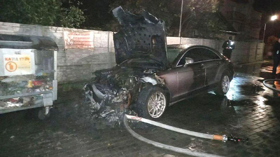У Рівному підпалили авто кандидата до облради від Слуги народу