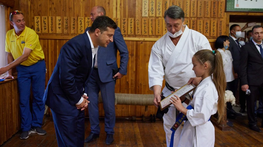 Зеленському дали чорний пояс з карате
