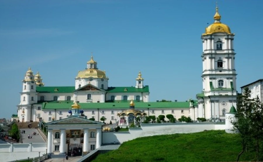 Полиция пропустила верующих МП в Почаевскую лавру несмотря на карантин