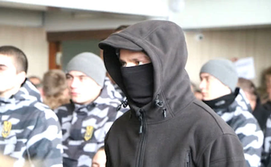 У Черкасах депутати ухвалили бюджет завдяки втручанню людей у чорному