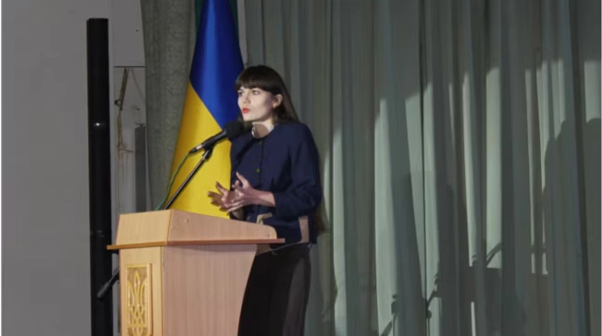 Probe: Consultant who "defended" Russian speakers for Kremlin money works in Ukrainian parliament