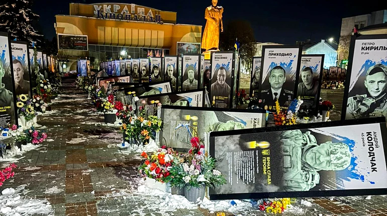 В Ривне женщина повредила портреты павших воинов на площади: сказала, что те ее раздражают