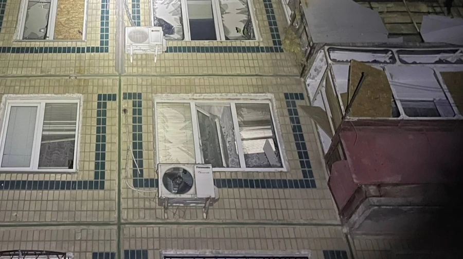 Оккупанты утром ударили по Днепру – повредили транспортное предприятие, в области есть раненые