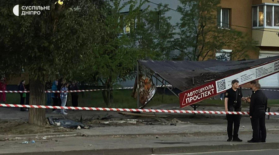 В Днепре автомобиль снес остановку общественного транспорта: погибла женщина, есть раненые