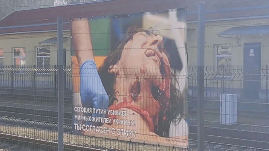 У Вільнюсі поїзд на Калінінград проходить повз виставку фотографій війни в Україні