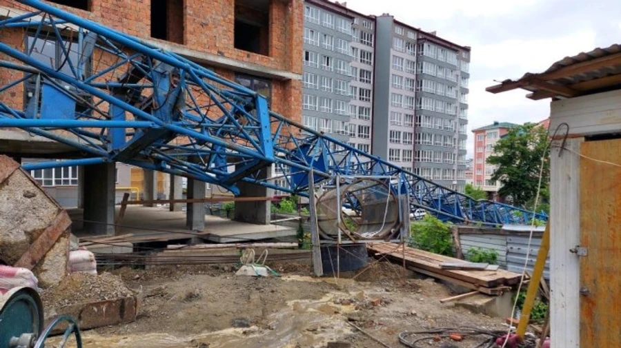 Строительный кран с крановщиком в кабине упал в Черновцах