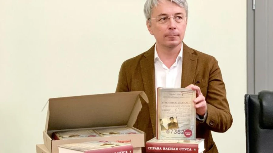 Дело Василия Стуса: Минкультуры передает книги в библиотеки