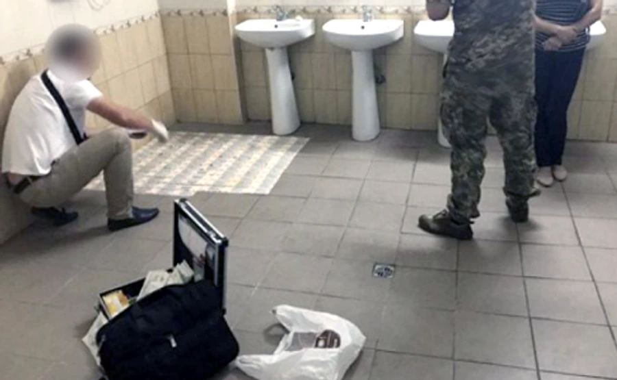 Інспекторка ДФС, яку спіймали з хабарем у туалеті, відбулася штрафом