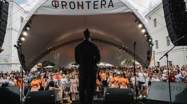 Выйти за пределы книжного пузыря. Фестиваль Фронтера в Луцке объединил литературу с музыкой, стендапом и театром