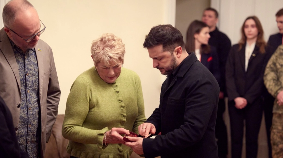 Zelenskyy gives posthumous medals to families of Irish volunteers
