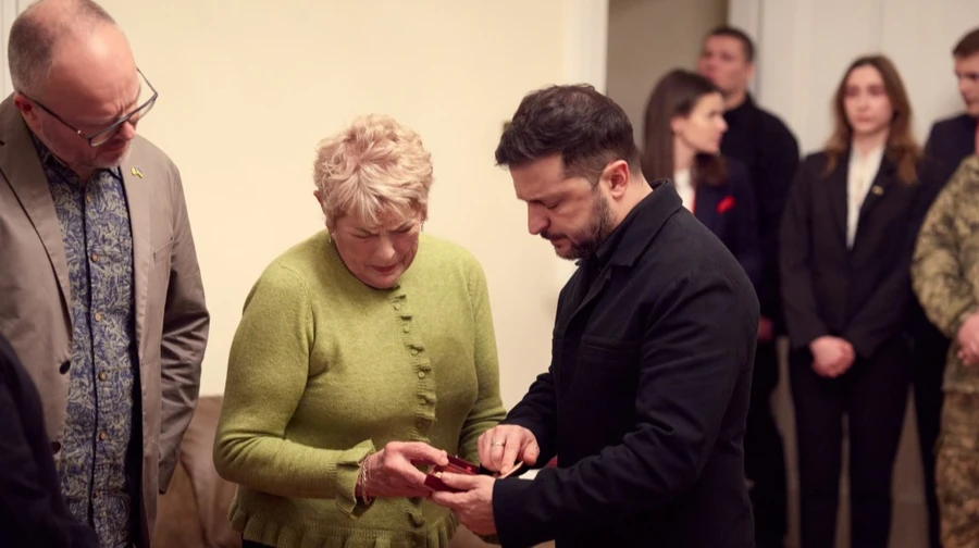 Zelensky presented posthumous awards to the families of Irish volunteers