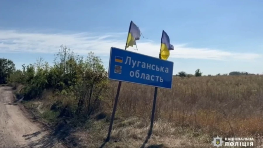 Policemen come under fire in Luhansk Oblast – video
