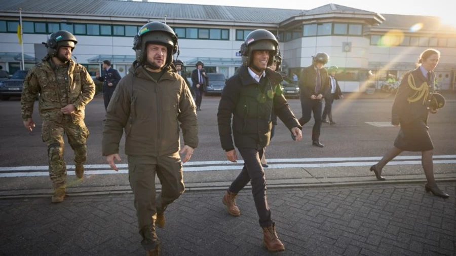 Zelenskyy and British PM visit Ukrainian soldiers who are training with Challenger tanks