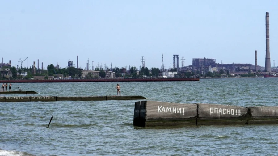 На пляжі в окупованому Маріуполі підірвалися на міні дитина і дорослий – радник мера