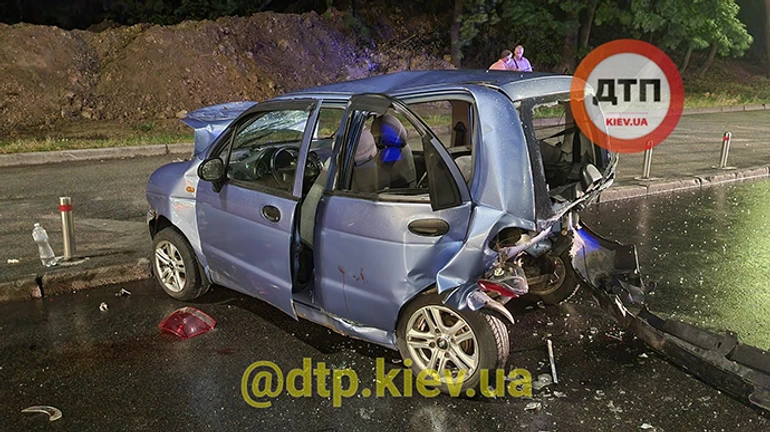 В Киеве авто влетело в участников ДТП: пострадали мать и двое детей