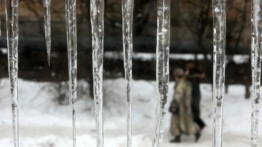 Бурульки в Києві розбили голови двом людям